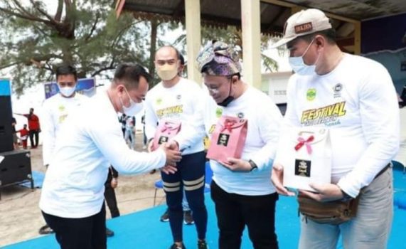 Bupati Lingga saat membuka Festival Batu Berdaun sebagaia wujud komitmen pemkab Lingga dalam memajukan sektor Pariwisata-Lingga