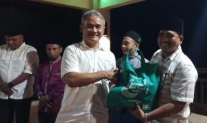 General Manager (GM) PT BIIE, Aditya Laksamana saat memberi bingkisan Lebaran pada Masyarakat Kurang mampu di Sri Kuala Lobam Bintan
