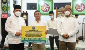 Gubernur Ansar saat menyerahkan secara simbolis dana hibah untuk salah satu Masjid di Tanjungpinang. (Foto : Humas Pemprov Kepri)