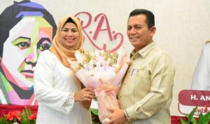 Gubernur Kepri, Ansar Ahmad, memberikan penghargaan dan apresiasi kepada tujuh perempuan yang dijuluki 'Kartini Masa Kini' yang berjasa dan berprestasi dalam berbagai bidang. (Foto : Humas Pemprov Kepri)