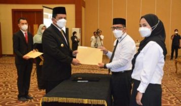 Gubernur Kepri Sat menyerahkan SK pengangkatan ASN dan PPPK provinsi Kepri di Aulas WAN Sribening Dompak Gubernur Kepri Sat menyerahkan SK pengangkatan ASN dan PPPK provinsi Kepri di Aulas WAN Sribening Dompak (Foto:Humas Kepri)