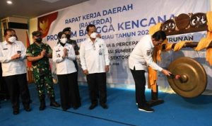 Gubernur Kepulauan Riau, Ansar Ahmad, membuka Rapat Kerja Daerah Bangga Kencana yang digelar Badan Kependudukan Dan Keluarga Berencana Nasional Perwakilan Kepri di Hotel CK Tanjungpinang. (Foto : Humas Pemprov Kepri)