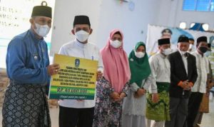 Gubernur kepri, Ansar Ahmad, secara simbolis menyerahkan bantuan hibah kepada pengurus Masjid dan Surau. (Foto : Humas Pemprov Kepri)
