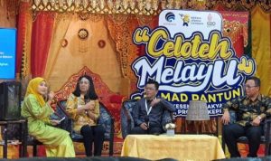 Kepala Diskominfo Kepri, Hasan , saat dialog sosialisasi peralihan TV Analog ke TV Digital yang ditayangkan secara langsung pada siaran Digital Indonesia, Kemenkominfo TV dan youtube di Gedung LAM Batam. (Foto : Humas Pemprov Kepri)