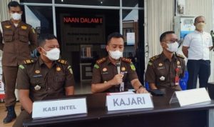 Kepala Kejaksaan Negeri Bintan I Wayan Riana didampingi Kepala Seksi Pidana Khusus Fajrian