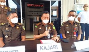 Kepala Kejaksaan Negeri Bintan I Wayan Riana didampingi Kepala Seksi Pidana Khusus saat mengumumkan Peningkatan proses Hukum dugaan Korupsi Ganti rugi lahan TPA Bintan ke Penyidikan. (Foto Presmedia.id)