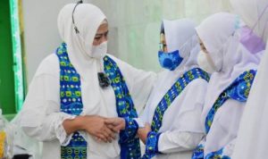 Ketua BKMT, Dewi Kumalasari Ansar saat menyaapa sejumlah jamaah pada kegiatan Nuzulul Quran di Masjid Agung Al Hikmah, Tanjungpinang.