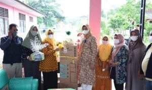 Ketua LKKS Kepri, Dewi Kumalasari Ansar, menyerahkan bantuan kepada para lansia yang menempati Rumah Bahagia Bintan. (Foto : Humas Pemprov Kepri)