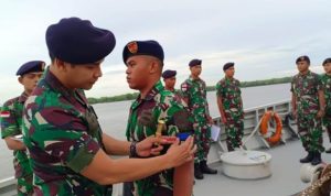Komandan(Dan) KRI Lepu-861 Satuan Patroli (Satrol) Lantamal IV, Mayor Laut (P) Faizal Mustaqim saat menyematikan pangkat anggota Prajurit Tamtama di daerah Operasi di Geladak KRI Lepu-861
