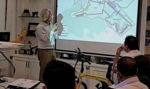 Konsultan Populous dari Inggris Mr.Andrew saat mempersantasikan site plan rencana pembangunan cirkuit F1 Bintan International Circuit (BIC) di Lagoi