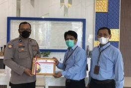 PS Kasikeu Polres Bintan Aipda Sriyono menerima piagam dari KPPN Tanjungpinang. (Foto : Hasura-presmedia.id)