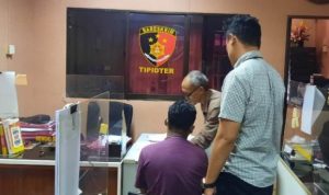 Pelaku didampingi Pengacaranya saat diperiksa diruangan penyidik Tipidter Satreskrim Polres Tanjungpinang