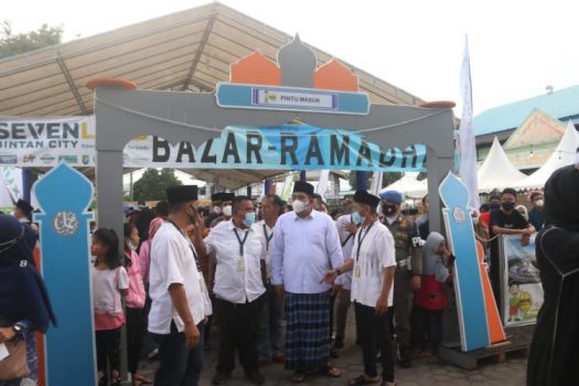 Plt Bupati Bintan Roby Kurniawan bersama rombongan mengunjungi Bazar Ramadhan di Tanjunguban, Kecamatan Bintan Utara. (2000 pixel).