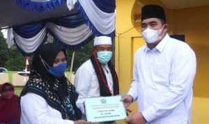 Plt Bupati Bintan Roby Kurniawan menyerahkan dana insentif untuk guru ngaji di Kabupaten Bintan saat safari Ramadhan di Kecamatan Mantang. (2000 pixel).