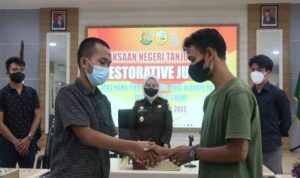 Proses Restorative Justice di Kejaksaan Negeri Tanjungpinang tersangka Fikri Zuhdi Bin Rudi Albusyi Putra meminta maaf kepada pemilik barang dibeli dan ditampungnya tanpa sepengetahuan dari pelaku pencurian (Foto:Penkum Kejati Kepri)