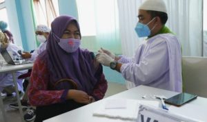 Salah satu warga di Tanjungpinang saat menerima suntikan Vaksin Booster dari tenaga kesehatan
