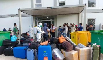 Sejumlah PMI dari Malaysia dan Singapura yang dinyatakan Positif Covid mendapat sterilisasi di RSKI Galang-Batam.(Foto:Kapenrem 033/WP Kepri)