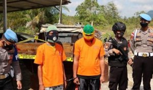 Kedua pelaku tindak pidana perdagangan orang (TPPO) PMI di Bintan. (Foto : Hasura-presmedia.id)