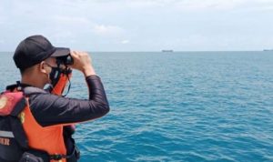 Tim Gabungan Basarnas Tanjungpinang saat melakukan pemantauan dan Pencairan di perairan Bintan, korban tenggelam WN Belanda di Perairan Malaysia. (Foto: Basarnas Tanjungpinang)