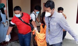 Tim Inafis Satreskrim Polres Tanjungpinang saat melakukan evakuasi jasad korban dari dalam rumah Kos ke RSUD-RAT Tanjungpinang Tim Inafis Satreskrim Polres Tanjungpinang saat melakukan evakuasi jasad korban dari dalam rumah Kos ke RSUD-RAT Tanjungpinang