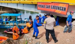 Tim SAR Gabungan melakukan upaya pencarian terhadap korban terkaman buaya di bawah Jembatan. (Foto : Hasura-presmedia.id)