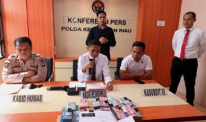 Ditreskrimsus Polda Kepri AKBP Nugroho Agus Setiawan, didampingi Kasubbid Multimedia Bid Humas Polda Kepri AKBP Surya Iswandar saat mengumumkan penetapan 6 tersangka korupsi dana Hibah Kepri (Foto:Humas Polda Kepri)