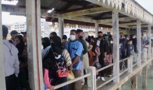 Anteriaan pengunjung berjejer di Pelabuhaan Rakayat Kota Tanjungpinang mau menyeberang ke Pulau Penyengaat dengan lama perjalanan dari Tanjuyngpinang sekatar 10 Menit mengunakan Pompong (Perahu)