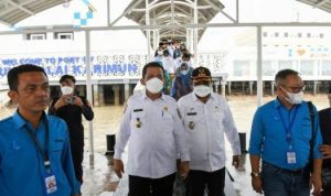 Gubernur Ansar membuka pelayanan perdana dari Karimun menuju Malaysia setelah 2 tahn vacum akibat pandemi. (Foto : Humas Pemprov Kepri)