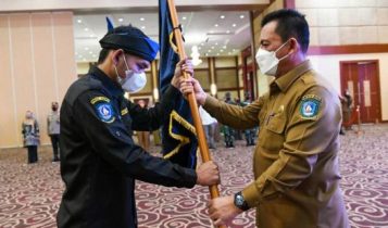 Gubernur Ansar saat mengukuhkan pengurus dan Majelis Pertimbangan Karang Taruna Kepri 2021-2026.(Foto:Humas Kepri)