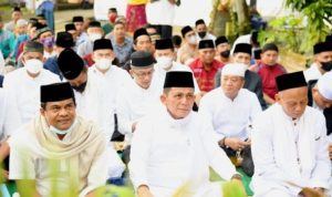 Gubernur Kepri Ansar Ahmad bersama sejumlah Pejabat provinsi Lainya saat melaksanakan Sholat Idul Fitri di masjid An-Nur Kavling Melati Dapur 12 Sagulung, kota Batam