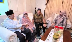 Gubernur Kepri Ansar Ahmad dan Isteri Hj.Dewi Kumala Sari saat berkunjung dan bersilaturahmi dengan tokoh masyarakat Kepri H.Ideris Siraj di Tanjungpinang