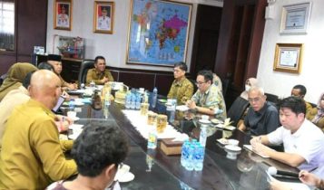 Gubernur provinsi Kepri Ansar menerima audiensi Perwakilan Republic Polytechnic of Singapore di Ruang Kerja Gubernur di Lantai 4 Kantor Gubernur Dompak Tanjungpinang Senin 30 05 2022. Gubernur provinsi Kepri Ansar menerima audiensi Perwakilan Republic Polytechnic of Singapore di Ruang Kerja Gubernur di Lantai 4, Kantor Gubernur, Dompak, Tanjungpinang, Senin (30-05-2022).