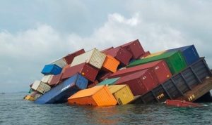 Kapal Tongkang Pengangkut Kontainer Nyaris Tenggelam, Belasan Kontainer Jatuh Kelaut Karimun