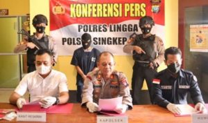 Kapolsek Singkep Barat AKP Bakri dan Kanit reskrimnya saat melakukan pers rilis Penangkapan tersangka Pencurian Motor dengan tersangkaa Wd