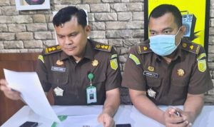 Kepala seksi Penerangan Hukum Kejati Kepri Nixon Andreas Lubis didampingi Kasi Penyidikan Asisten Pidana Khusus Kejati Kepri Junaidi saat memberi keterangan Pers di Kejati Kepri (Foto:Roland)