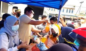 Plt.Bupati Bintan Roby Kurniawan saat ikut jualaan melayani pembeli Minyak Goreng di Iperasi Pasar Kijang