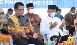 Sekdaprov Kepri Adi Prihantara dan Direktur Utama LPP TVRI Iman Brotoseno saat melakukan Peletakan Batu Pertama Pembangunan Gedung LPP-TVRI di Tanjungpinang (Foto:Humas-Kepri)