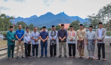 Staff Ahli Kementerian PPN dan bBupati Lingga besama pejabaat lainya ke Lingga melihat Potensi Pengembangan Pariwisata Budaya Kerajaan Riau Lingga Staf Ahli Kementerian PPN dan bupati Lingga bersama pejabat lainya ke Lingga melihat Potensi Pengembangan Pariwisata Budaya Kerajaan Riau-Lingga (Foto:Aulia/Presmedia.id)