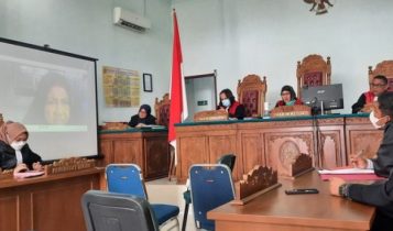 Terdakwa HK.Rubiatun alias Atun saat menghadiri sidang Putusan secara Online di PN Tanjungpinang, dalam kasus Penipuan Berkedok pencairan Dollar (Foto: Roland/presmedia.id)