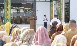 Wagub Kepri, Marlin Agustina, memimpin apel perdana usai cuti lebaran di halaman kantor Gubernur Kepri, Pulau Dompak. (Foto : Humas Pemprov Kepri)