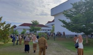 sejumlah ASN Pemprov Kepri banyak yang terlambat mengikuti Apel Perdana mengular di jalanan menuju komplek perkantoran Pemprov Kepri, Pulau Dompak. (Foto : Ismail-presmedia.id)