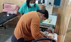 Bidan Puskesmas Seilekop, Anita Saat memeriks kondisi kesehatan Bayi laki-laki yang ditemukan didalam kota di Samping Panti Asuhan Bintan Insari