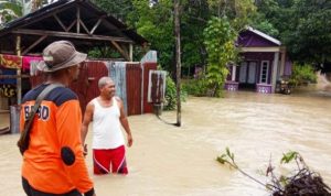 Dilanda hujan deras Sejumlah Rumah di Dabo Singkep Lingga Bajir Kamis (30-6-20222) Dilanda hujan deras Sejumlah Rumah di Dabo Singkep Lingga Bajir Kamis (30-6-20222) (Foto : Aulia)