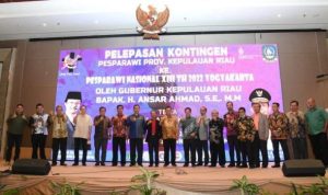 Gubernur Kepri Ansar Ahmad melepas kontingen Pesta Paduan Suara Gerejawi (Pesparawi) Provinsi Kepri di Untuk Bertanding pada Pesparawi Nasional di Yogyakarta,