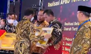 Gubernur Kepri Ansar Ahmad saat menerima Penghargaan Daerah Tertinggi Realisasi Belanja APBD-nya di 2021 dari Mendagri Tito Karnavian