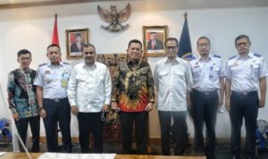 Gubernur Kepri Ansar Ahmad bersama Bersama Bupati Karimun Aunur Rofiq dan Kadis Kominfo Kepri Hasan, saat menemui Menteri Perhubungan dan Jajaran di Kantor Kemenhub Jakarta