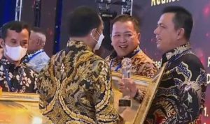Gubernur Kepri Ansar Ahmad saat menerima Pengharagaan Daerah Tertinggi Realisasi Belanja APBD-nya di 2021 dari mendagri