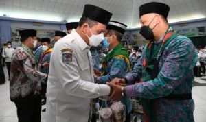 Gubernur Kepri H. Ansar Ahmad melepas Calon jamaah Haji di Aula Arafah 2 Asrama Haji, Kota Batam, Rabu (15-06-2022).