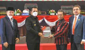 Gubernur Provinsi Kepri Ansar Ahmad saat penyerahan Ranperda LPP-APBD 2021 Kepada ketua DPRD Kepri Jumaga Nadeak untuk dibahas di Ruang rapat Utama DPRD Kepri Senin (27-6-2022)