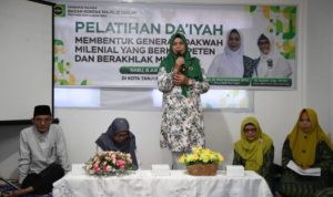 Ketua BKMT Kepri Hj. Dewi Kumalasari Ansar saat memberi arahaan pada pembukaan kegiatan pelatihan Dai'yah di Sekretariat BKMT, Tanjungpinang (Foto Humas-Kepri)